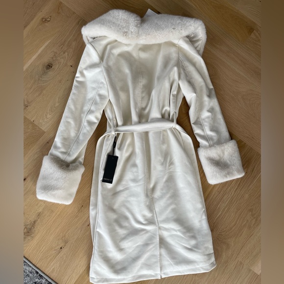 Elegant White Faux Fur Trimmed Coat - Picture 7 of 7